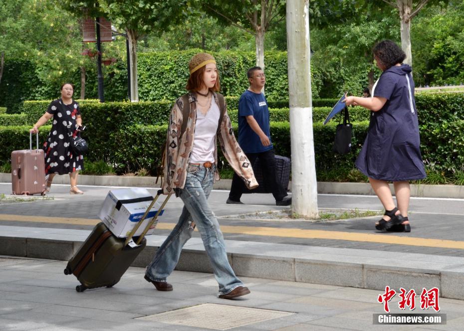 中戏迎来开学季 新生报到颜值高